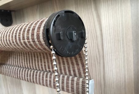 Control side hook sitting in the middle of the bracket