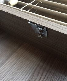 Venetian blind bracket in the closed position