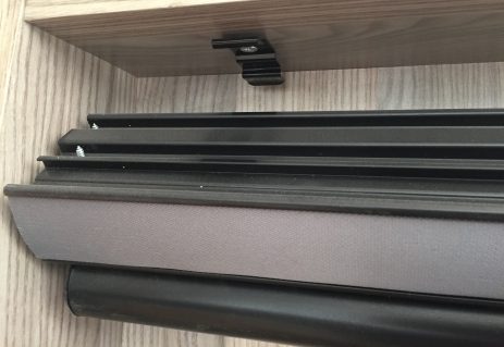 Vision blind bracket fitted to the side of the recess