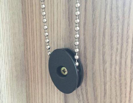 Child-safety chain tie-back fitted to the wall